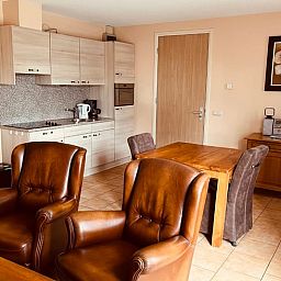 Gemuetlicher Innenbereich des Ferienhauses in Denekamp, Twente, mit komfortabler Sitzecke und moderner Kueche in Overijssel.