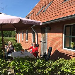 Geniessen Sie die Sonne auf der Terrasse des Ferienhauses in Denekamp, gelegen im wunderschoenen Twente, Overijssel.