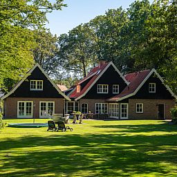 Huisje in Losser, een charmant vakantiehuis in Twente, Overijssel, omgeven door groene natuur en een ruime tuin voor ontspanning.