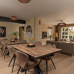 Gezellige woonkamer in Huisje in Losser, Twente, Overijssel, met ruime eettafel en comfortabele zithoek voor een ontspannen verblijf.