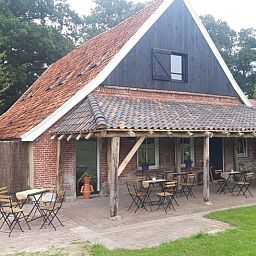 Cottage in Losser, ein charmantes Ferienhaus in Twente, Overijssel, mit einer einladenden Terrasse und gruener Umgebung.