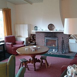 Knusse woonkamer met open haard in Huisje in Tubbergen, vakantiehuis in Twente, Overijssel.