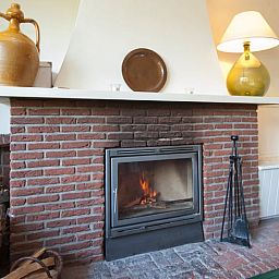 Sfeervolle open haard in vakantiehuis Huisje in Tubbergen, gelegen in Twente, Overijssel.