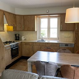 Moderne Kueche mit Essecke in Cottage in Deurningen, Ferienhaus in Twente, Overijssel.