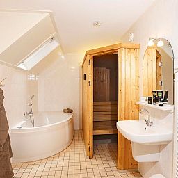 Entspannen Sie sich im luxurioesen Badezimmer mit Sauna im Cottage in Deurningen, Twente, Overijssel.