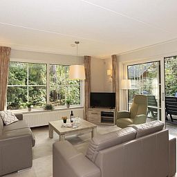 Gemuetliches Wohnzimmer im Boshuus Comfort Plus, Deurningen, Twente, Overijssel mit Zugang zu Terrasse und Natur.
