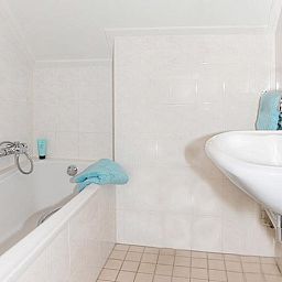 Helles Badezimmer mit Badewanne im Ferienhaus Boshuus Comfort, Deurningen, fuer ultimative Entspannung.