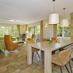 Geraeumiges Wohnzimmer im Familienhuus, Deurningen, mit gemuetlicher Sitzecke und viel Licht.