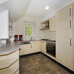 Moderne Kueche im Ferienhaus Familiehuus, Deurningen, Twente, komplett ausgestattet.