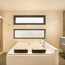 Gezellige woonkamer met uitzicht bij Sallandse Heuvelrug 2-persoons woning in Hoge Hexel, Twente, Overijssel.