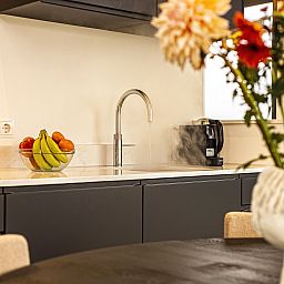 Comfortabele zithoek met terraszicht in Sallandse Heuvelrug 2-persoons woning, Hoge Hexel, Twente, Overijssel.