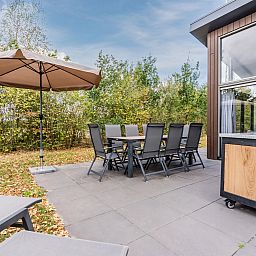 Geraeumige Terrasse des 8-Personen-Hauses Sallandse Heuvelrug, Hoge Hexel, perfekt fuer Mahlzeiten im Freien in Twente.