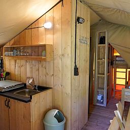Guest house 525314 - Tent house Twente - Safaritent 5 personen incl. sanitair aan het meer