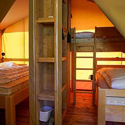 Guest house 525314 - Tent house Twente - Safaritent 5 personen incl. sanitair aan het meer