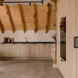 Modern kitchen in Cottage in Agelo, vacation home in Twente, Overijssel, with wooden beams and stylish decor for a cozy atmosphere.