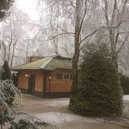 Sneeuwlandschap bij vakantiehuis in Vroomshoop, Twente, omgeven door winterse charme.