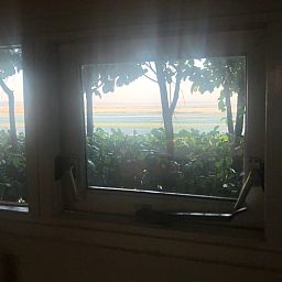 Uitzicht vanuit vakantiehuis in Vroomshoop, Twente, op groene velden.
