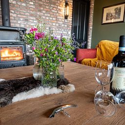 Geraeumiges, modern eingerichtetes Esszimmer in einem Ferienhaus in Glane, Twente, Overijssel.