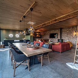 Stilvolles Esszimmer mit Blick auf die Natur im Ferienhaus in Glane, Twente, Overijssel.