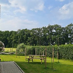 Rustige tuin bij Vakantiehuisje in Hengevelde, Twente met uitzicht op groen landschap.