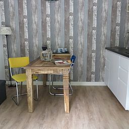 Gemuetlicher Essbereich im Ferienhaus in Boekelo, Overijssel, ideal fuer eine entspannte Mahlzeit.