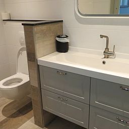 Sauberes und modernes Badezimmer im Ferienhaus in Boekelo, Twente, ausgestattet mit allen Annehmlichkeiten.