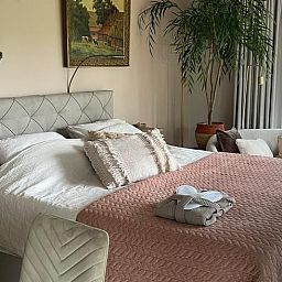 Luxe slaapkamer in Vakantiehuisje in Bornerbroek, Twente, Overijssel met groot tweepersoonsbed.