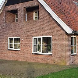Vacation home in Lattrop Breklenkamp with spacious driveway and green surroundings in Twente, Overijssel.