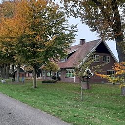 Autumn colors surround Holiday home in Lattrop Breklenkamp, beautifully located in Twente, Overijssel.