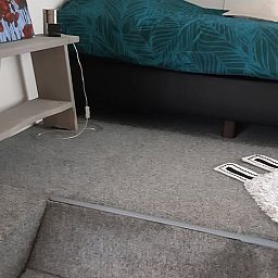 Comfortabele slaapkamer in Vakantiehuis in De Pollen, Vriezenveen, Twente, met kleurrijk beddengoed.