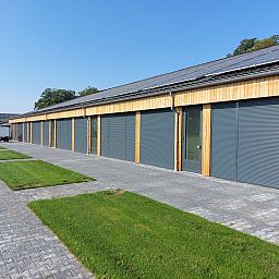Komfortables Schlafzimmer im Ferienhaus OV657 in Hertme, Twente mit Gartenblick.
