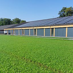 Stilvolles Badezimmer im Ferienhaus OV657 in Hertme, Twente, mit modernem Waschbecken und Dekoration.