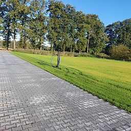 Gemuetlicher Innenbereich des Ferienhauses OV657 in Hertme, Twente mit Esstisch aus Holz und Pflanzen.