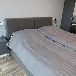 OV657 Ferienhaus in Hertme, Twente mit grosser Terrasse und hoelzernem Sichtschutz.