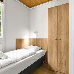 Lichte woonkamer met grote ramen in Twenhaarsveld 4-persoons bungalow 4C, Salland, Overijssel.