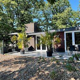 Geniet van de rust in het Huisje in Holten, een sfeervol vakantiehuis in Salland, Overijssel met een ruim terras omgeven door natuur.