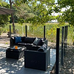 Ontspan op het terras van Huisje in Holten, een vakantiehuis in Salland, Overijssel, omringd door rustgevende natuur.