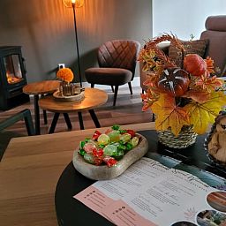 Gezellige binnenruimte van Vakantiehuis in Holten, Overijssel, met sfeervolle decoraties en comfortabele zithoek.