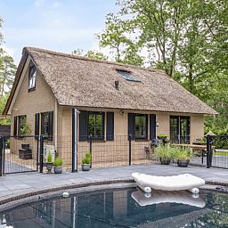 Cottage in Holten, ein charmantes Ferienhaus in Salland, Overijssel, mit Reetdach und Terrasse, umgeben von ueppiger Natur.