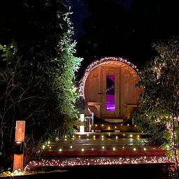 Sfeervolle avondverlichting bij Vakantiehuisje in Holten, gelegen in de natuur van Salland, Overijssel. Perfecte plek voor ontspanning.