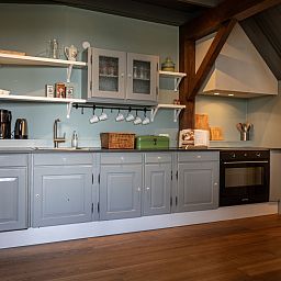 Rustieke buitenkant van OV528 vakantiehuis in Zwolle, omgeven door groen in Salland, Overijssel