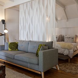 Stijlvolle badkamer van OV529 vakantiehuis in Zwolle, Salland, met moderne wastafel.