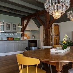 Outdoor seating and hot tub at OV530 vacation home in Zwolle, Overijssel with wide views.