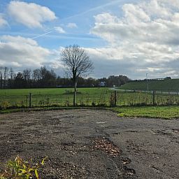 Gemuetliches Schlafzimmer im Huisje in Olst, einem Ferienhaus in Olst, Salland, Overijssel, mit Holzwaenden und einem bequemen Bett.