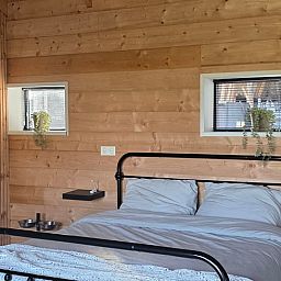 Gemuetlicher Innenraum im Ferienhaus in Olst, Salland, Overijssel mit Holzofen fuer eine warme Atmosphaere in diesem Ferienhaus.