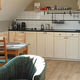 Gemuetliche Kueche und Essbereich im Ferienhaus in Hellendoorn, gelegen im schoenen Salland, Overijssel, ideal fuer einen erholsamen Aufenthalt.