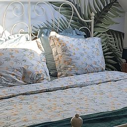 Gemuetliches Schlafzimmer im Ferienhaus in Hellendoorn, gelegen in der Natur von Salland, Overijssel, mit bequemem Bett und gemuetlicher Einrichtung.