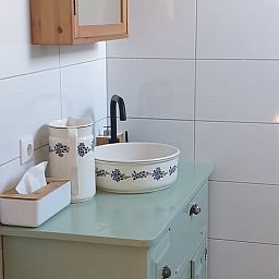 Stilvolles Badezimmer im Ferienhaus in Hellendoorn, Salland, Overijssel, mit altem Waschbecken und modernen Akzenten.