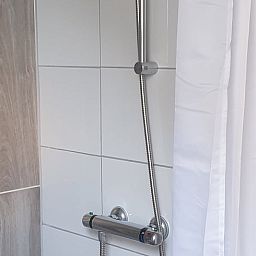 Modernes Badezimmer im Ferienhaus in Hellendoorn, gelegen im schoenen Salland, Overijssel, mit stilvoller Dusche und komfortabler Ausstattung.
