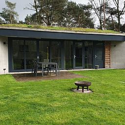 Vakantiehuis in Hellendoorn met moderne veranda, gelegen in de groene natuur van Salland, Overijssel.